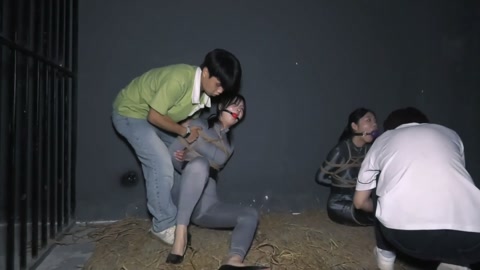 特工历险记（下集）女特工被全身紧缚在地牢中放置然后被打扮成艳女贩卖 第6张