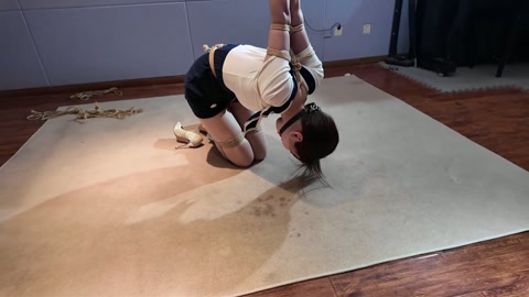 王贝贝欧美风直臂极限紧缚 各种鞭子齐上阵打的泣不成声 下集 第6张