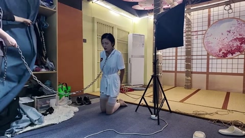 白衣小护士，白衣小护士被双手带拷吊起，脖子上带不锈钢项圈，紧紧的扣在地上，股绳高高勒紧吊起，脚腕绑好... 第6张