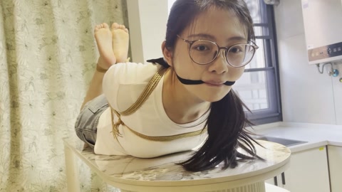 眼镜妹驷马放置  题材仍然是驷马，无剧情，主要是裸足驷马，绑的依然相当极限一些，然后脚上不断加绳，脚... 第6张