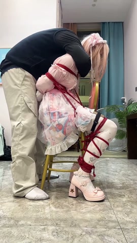 粉色lo裙白丝的紧缚挣脱，要在训练器的持续干扰下快速逃脱才行 第6张