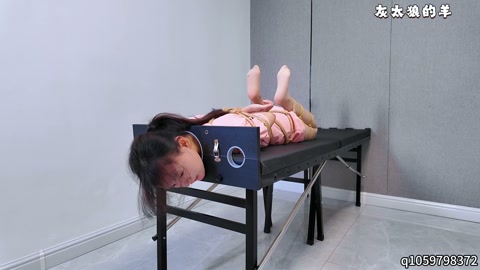 粉衣少女被高位悬挂吊缚，大口径口球堵嘴呻吟、口水直流，再被紧紧捆绑驷马TK调教 第6张