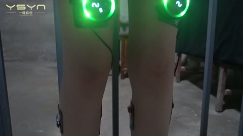 红罂粟（中）女毒枭青禾被押进审讯室拒不交代开启电刑又被反铐栏杆上加大电流供认不讳拍照留档 第6张