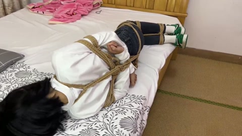 红豆衬衣牛仔裤 白袜运动鞋 自动紧缚绳 挣脱不能 各种犟 用力挣扎 第6张