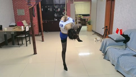 茹茹单腿吊缚虐足 第6张