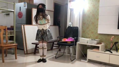 荷露COS崩坏 流萤 误入活绳屋（三）挣脱逃亡在柜子里被魔法缚紧 想嘴遁说服绑匪 却被骗再次驷马 第6张