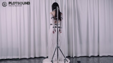被禁锢在one bar prison上的婚纱+乳胶口罩模特的窗前展示（后半段突发奇想，突然拉开窗帘，... 第6张