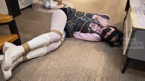 警花妈妈2--被儿子绑架的妈妈 白丝黑丝长靴龟甲缚口球胶带捆绑封嘴 第6张