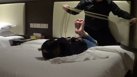 记一次酒店小品 昏暗的灯光下 黑色卫衣牛仔裤驷马裸足的女孩更让人垂涎欲滴【红豆】 第6张