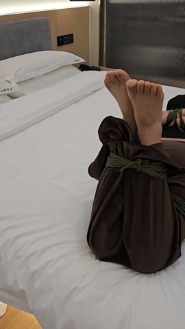 超长绳子严密束缚，驷马绑好以后强行震动，扒衣羞辱，玩弄大胸 第6张