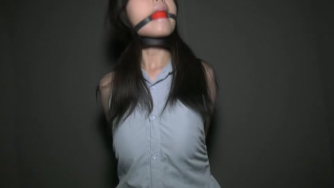 踏青惊魂记  三名女大学在野外踏青被人贩子绑架到地牢折磨转手卖给夜总会 第6张