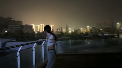 高颜值社牛小姑娘户外逛公园 第6张