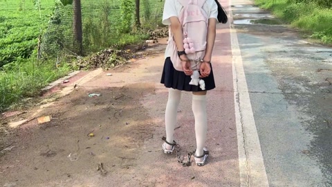 18岁JK白丝脚镣女高的户外两公里镣铐徒步 第6张
