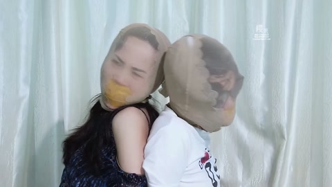 《案发现场》 可怜的母女两被歹徒入室双人捆绑在椅子上用刀伤害女儿威胁母亲！丝袜塞嘴胶带封嘴丝袜塑料袋... 第7张