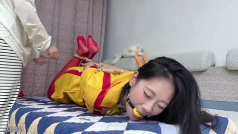 【破产姐妹】挣得多的冰柠造姐妹惦记报复 桌上驷马口球鼻钩 口水直流 第7张