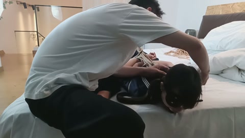 人贩王五系列（精神小妹）王五在又猫在楼道发愁没法交货，这次蹲到了一个心情相当愉快的精神小妹，于是尾随... 第7张