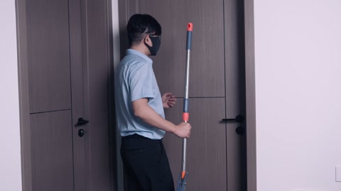 代替宠物的人妻护理（第三集）与老公仅隔着一扇门的调教（夫前的遥控捆绑后的口+胸+Y侍奉隔着一扇门的Q... 第7张