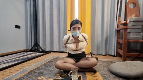 佳佳白衬衣捆绑，收集口水，带口罩，口水被存在口罩流不下来，取下口罩的一瞬间哗哗的，被要求闻口水，闻口... 第7张