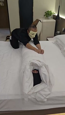 保鲜膜+棉被木乃伊，无法呼吸，闷得呜呜一直叫，又挣脱不出来，我给她放那不管，也不说话，她真的害怕了，... 第7张