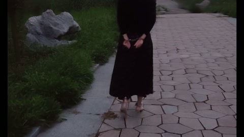 公园里的镣铐挑战任务---手铐脚铐锁住的肉丝碎花裙 第7张