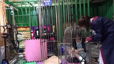兰兰和小雨，审讯椅枪决游戏，站立架，手脚连铐大小鸟笼关着 第7张
