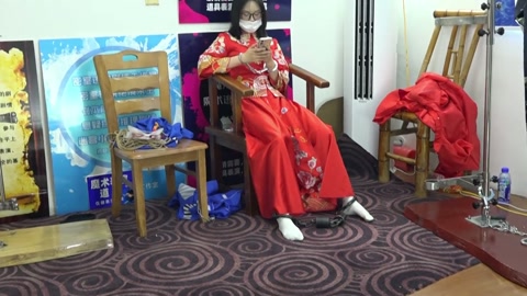 兰兰红色秀禾服，被捆绑鞭打招供，手铐脚镣，砝码脚镣 第7张
