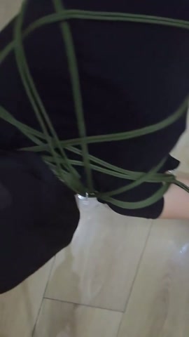 别人的女朋友M属性开发成功，越来越配合了，日常服装，白袜子，强力粘钩地板固定放置固定，口枷吐舌头，摸... 第7张