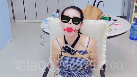 双洞填满 假阳具 和郊狼的电击片 和电击肛塞 同时安排 还有嘴巴上的口球 折磨崩溃，腿被绑成m腿卡在... 第7张
