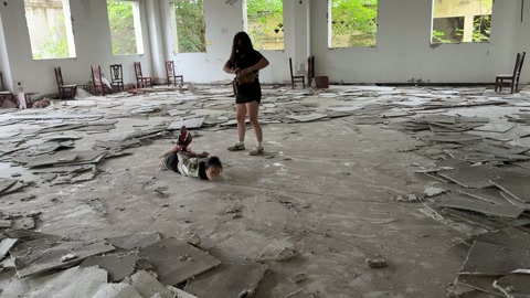 女j自救失败被抛尸荒野 第7张