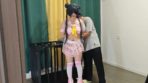 妃咲轮滑笼子木枷，更换粉色透明泳装，绳缚演示教程笼子固定 第7张