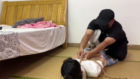 定拍红豆 入室捂晕捆绑 两种胶带封嘴测试 丝袜塞嘴 驷马小白袜+JK太顶了 第7张