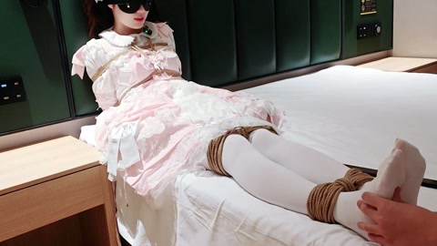 小云首次尝试lolita 站立挣扎+移动 床上被刺轮 第7张