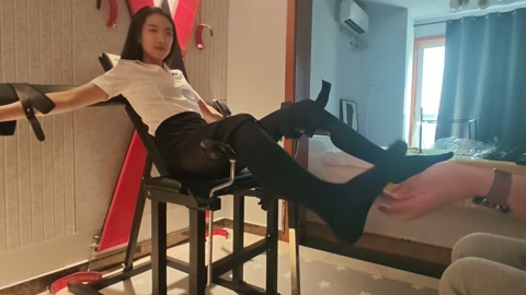 小雪OL制服被挠黑丝肉丝脚底 第7张
