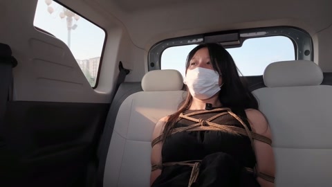 户外体验日式后高手 绑好以后，丝袜堵嘴 ，小怡在车后排 体验人群中路过 第7张