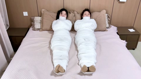 木乃伊母女01女儿回家发现衣柜传出呜呜声 居然是被变成木乃伊的美女 李然 吴晗 表演超棒的模特 洁白... 第7张