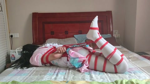 极限驷马自缚挣扎 最后欲求不满摸到震动棒自己玩 脱缚过程还差点翻车 第7张