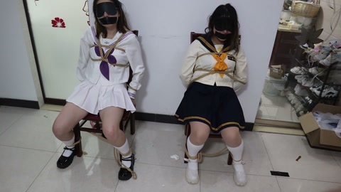 椅子缚捆绑玩素人女生双绑连缚调教，两个素人学生女孩绑在一起 鞭打+电击+挣扎+ TK+语言羞辱和挑逗... 第7张