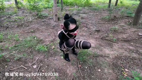 牧瑶定拍少女去小树林去约会,偏偏走错了小树林,遇到2个绑匪遭绑架 第7张