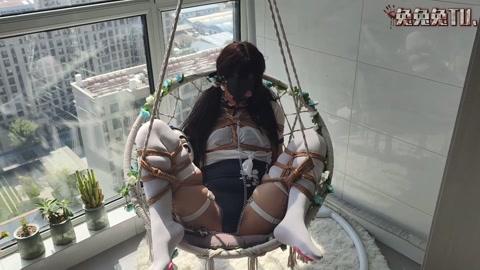 白丝死库水～约绳小记 1 捆绑白丝死库水小男娘，戴上眼罩，嘴巴贴上胶带，捆绑放置在吊篮椅上，也不知道... 第7张