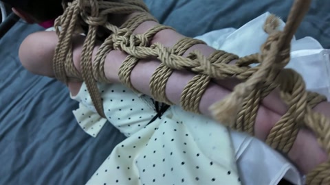 白培培极限直臂绑在床上  极限直臂，大号口球，极限捆绑在床上，口水直流，黑暗放置 第7张