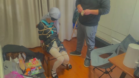 紧缚蒙眼之后戴上郊狼，做零食挑战，下面贴着郊狼和训练器两种东西，猜错就是电击惩罚，猜对就是震动下体获... 第7张