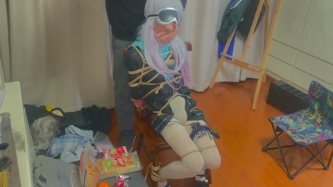 紧缚蒙眼之后戴上郊狼，做零食挑战，下面贴着郊狼和训练器两种东西，猜错就是电击惩罚，猜对就是震动下体获... 第7张