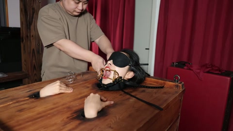 美女的嘴巴 “捕获一美女，关进木箱枷住脖子，露出头部，然后上道具 观赏。主要用了三种嘴巴刑具，强制喂... 第7张