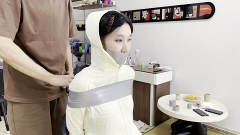 胶带封嘴+封眼，视觉效果很8错 第7张