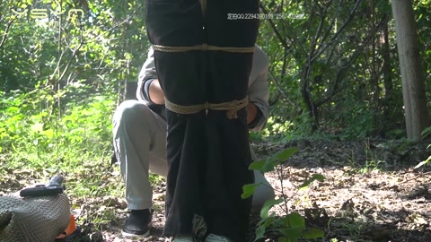 荒林困劫 小美女走在丛林被持枪劫持拷在小树上堵嘴勒 第7张
