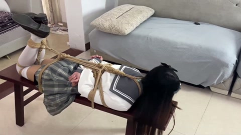 荷露 COS崩坏 流萤 误入活绳屋 自动紧缚绳陷阱抓住逃走再被抓回驷马绑凳子上危机四伏 第7张