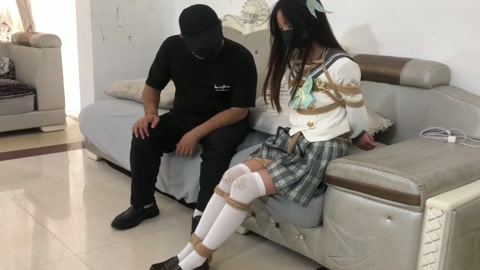 荷露COS崩坏 流萤 误入活绳屋（三）挣脱逃亡在柜子里被魔法缚紧 想嘴遁说服绑匪 却被骗再次驷马 第7张