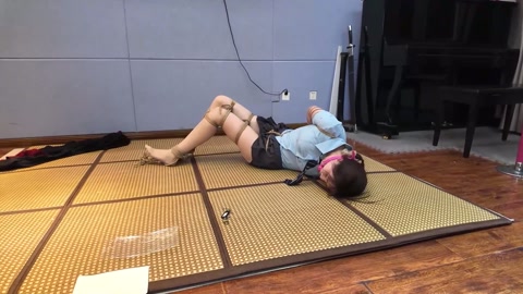 被发现自缚的秘密（下）模特贝贝，接上部挣脱之后，被发现，再次牢牢捆绑，挣脱无果，求助无门，被狠狠的蹂... 第7张
