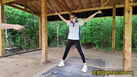 贝贝TKSP第三部下小美女贝贝被带到一个房间绑到长凳子上SP，被打哭还不罢休，又被带到户外，大字捆绑... 第7张