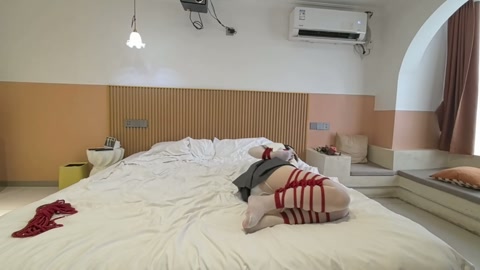 JK白丝连身袜，手动ZW不断把内入的玩具往里面顶到高潮，直臂 蟹缚内入玩具挣扎自救，绞刑，真空袋不留... 第7张